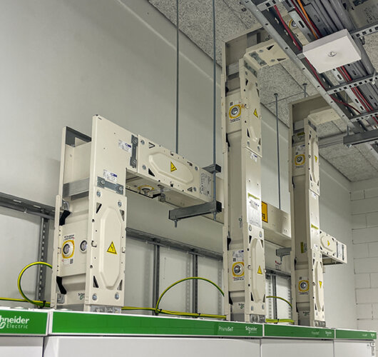 Busbar canalis railkoker - foto van Jaap-2lowres Blok Techniek BV - info@blok-techniek.nl - 085 - 9 029 029 - verdeelkasten, besturingskasten, bedieningspanelen, KNX, railkoker verbindingen, Canalis, Schneider, Eaton, Ampere - paneelbouw, elektrotechniek - Nieuwe elektrische bus - uitbreidingen op locatie / op maat - Canalis Busbar Railkoker
